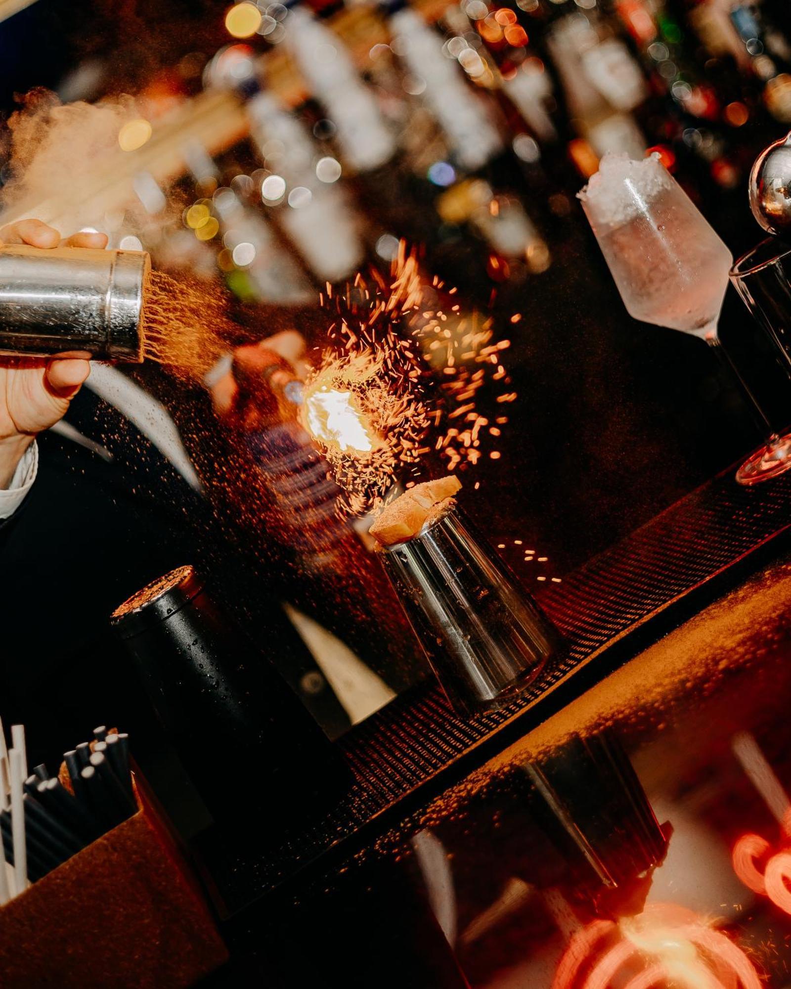 ליסבון 138 Liberdade Hotel מראה חיצוני תמונה A bartender using a cocktail gun to make a flaming shot